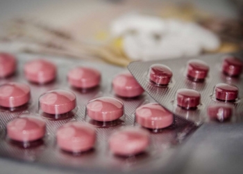 Hallan medicamento que reduce riesgo de muerte por covid, según estudio