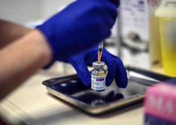 AstraZeneca modificará vacuna contra covid-19 ante variante sudafricana