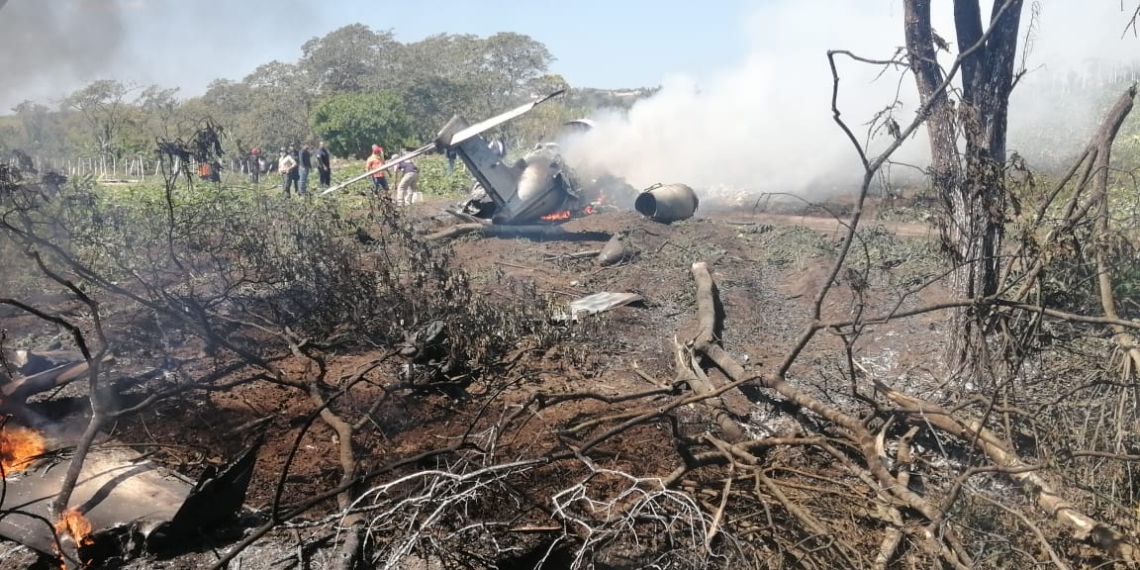Se desploma nave de la Fuerza Aérea Mexicana; 6 muertos