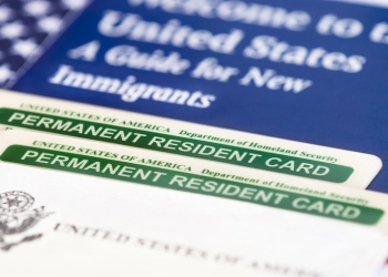Reanudan trámites para residencia permanente;“green cards”