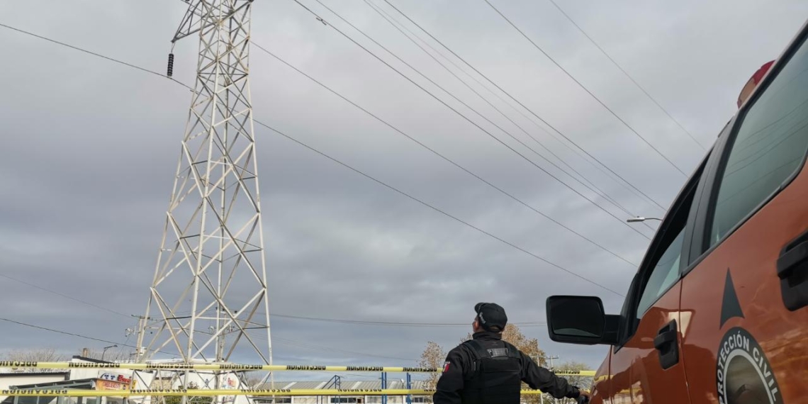 Trepa a torre de CFE y amenaza con suicidarse