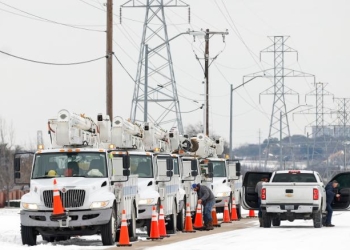 Texas recupera el suministro eléctrico; aún falta el agua potable