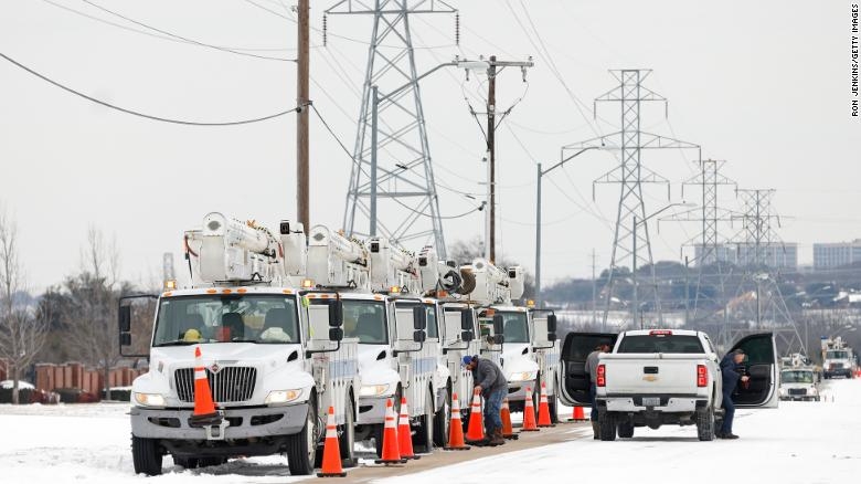 Texas recupera el suministro eléctrico; aún falta el agua potable