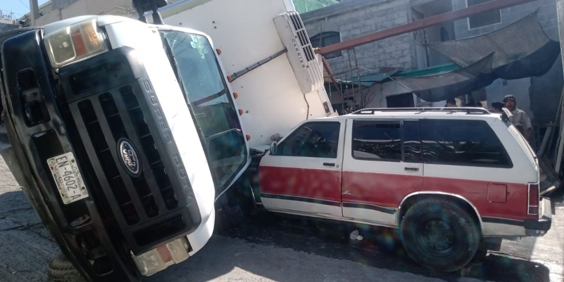 Tumba barda y daña vehículos