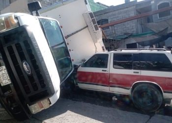 Tumba barda y daña vehículos