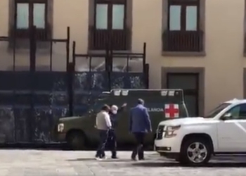Reaparece López Obrador usando cubrebocas dentro de Palacio Nacional