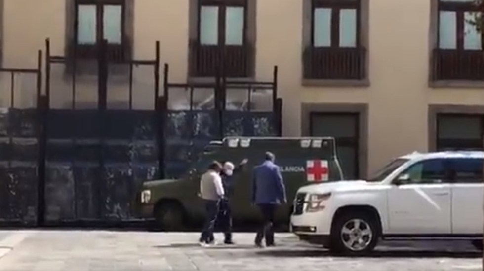 Reaparece López Obrador usando cubrebocas dentro de Palacio Nacional