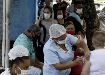 Despiden a dos enfermeras que inyectaron aire a adultos mayores
