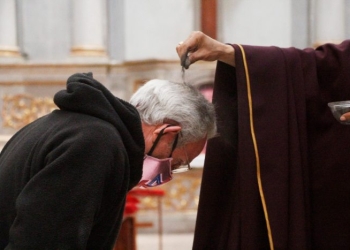 Reciben feligreses ceniza en la cabeza