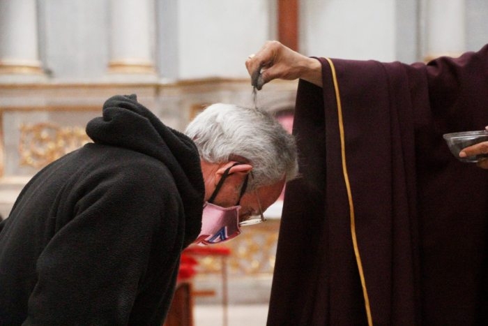 Reciben feligreses ceniza en la cabeza