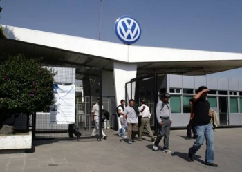 Paran automotrices en EU y México por temporal y apagones