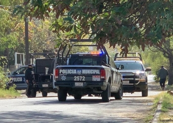 Taxista golpea y ataca a pasajero