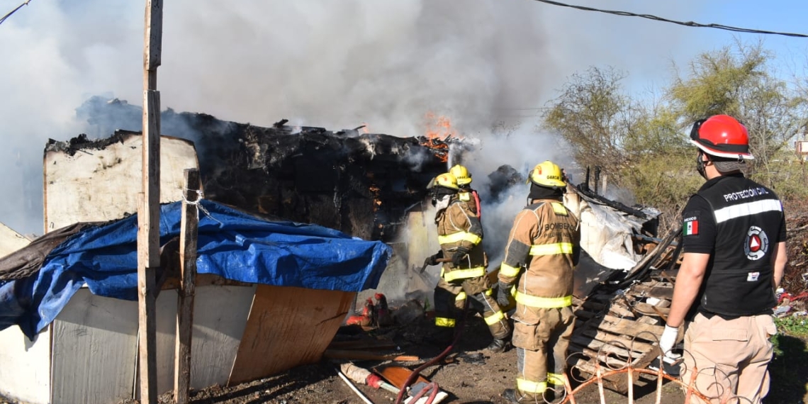 Fuego consume dos viviendas de madera