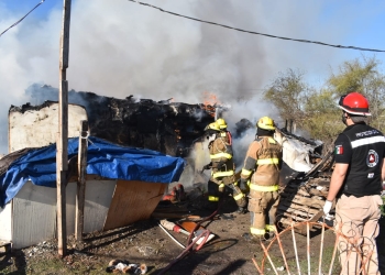Fuego consume dos viviendas de madera