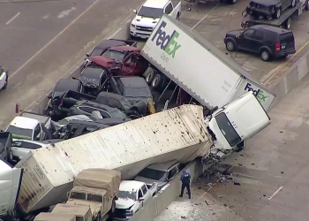 Aparatoso accidente en autopista de Texas deja 9 muertos y 65 heridos