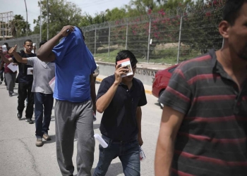 Gobierno de Biden deporta a cientos de migrantes, pese a promesa