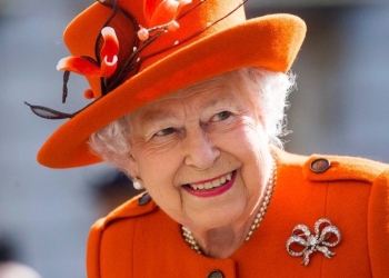 Isabel II celebra sus 69 años en el Trono británico confinada en Windsor