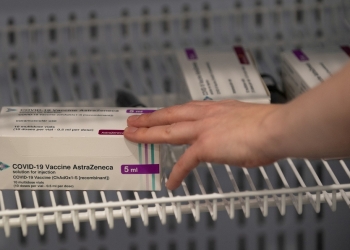 Cofepris alerta por comercialización ilegal de la vacuna de AstraZeneca contra COVID-19