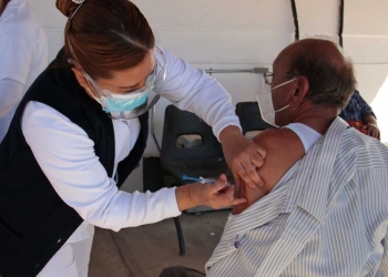 Preparan vacunación simultánea para adultos mayores y personal médico