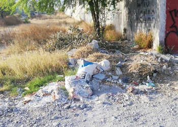 De basura y escombro  en las cuatro esquinas