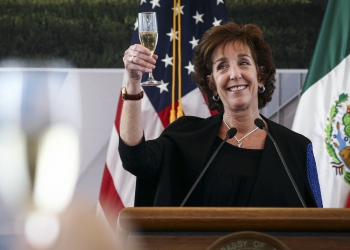 ‘No vengan a la frontera, está cerrada’, dice Roberta Jacobson a migrantes que quieren cruzar a EU