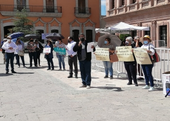 Se manifiestan afuera  del Palacio de Gobierno