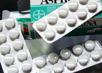 Tomar aspirina puede reducir contagios de COVID