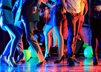 Se vale bailar pero de lejitos