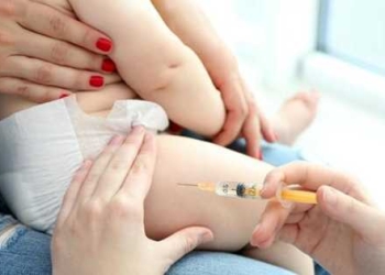 Mamá lleva vacunar a su bebé y le ponen por error la de COVID