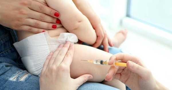 Mamá lleva vacunar a su bebé y le ponen por error la de COVID