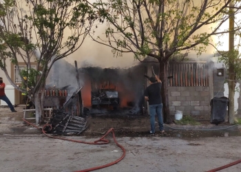 Incendio consume vivienda y fuente de ingresos de vendedor