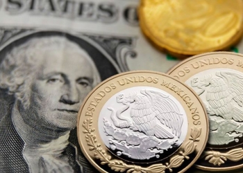 Peso cae 1% tras aprobarse la reforma eléctrica