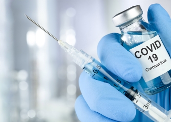 Médicos denuncian que gobierno los ‘dejó atrás’ y piden ayuda a OMS para vacuna COVID