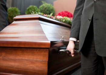 Velaban a su madre; el cuerpo era de un hombre