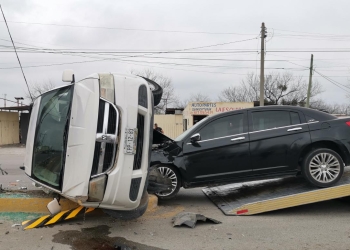 Se registra aparatoso choque volcadura sobre transitado bulevar