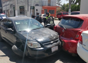 Se pasa alto y provoca choque carambola