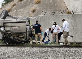 Muere secretaria de la FGE en fatal volcadura