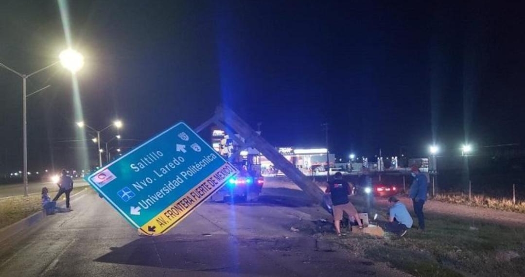 Choca y derriba señalamiento