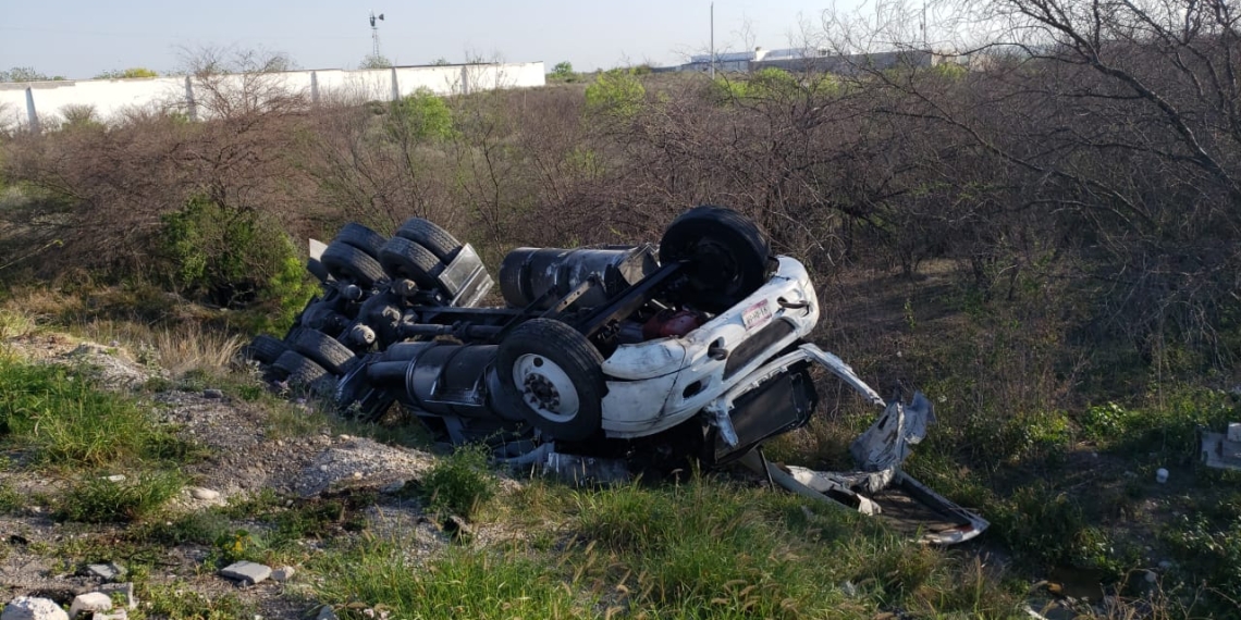 Vuelca tráiler sobre Carretera Ribereña