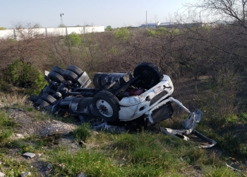 Vuelca tráiler sobre Carretera Ribereña
