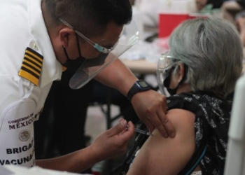 Abuelita aprovecho aplicación de vacuna para pedir ayuda