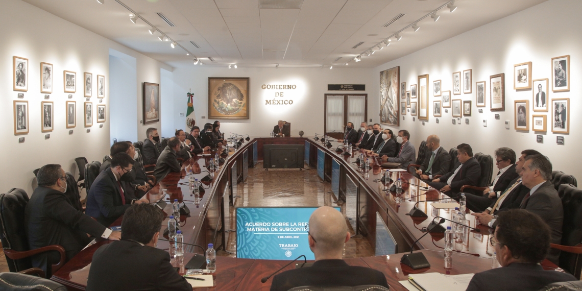 Anuncia López Obrador acuerdo sobre outsourcing y utilidades