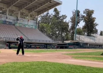 López Obrador se relaja bateando en estadio Fray Nano