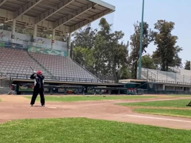 López Obrador se relaja bateando en estadio Fray Nano