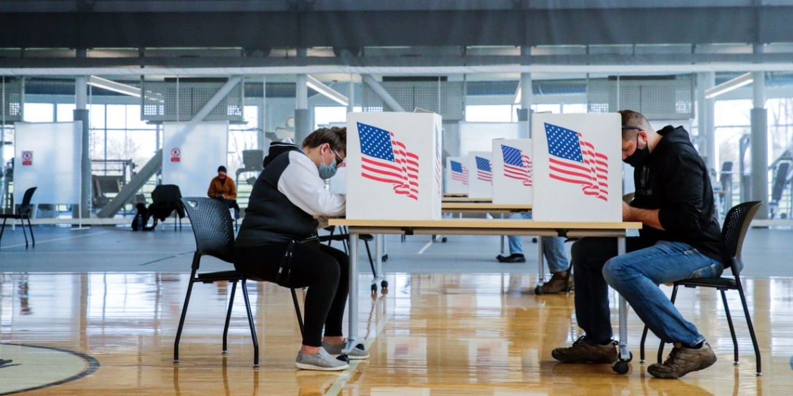 Senado de Texas aprueba ley para restringir los lugares y horarios de votación