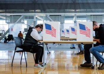 Senado de Texas aprueba ley para restringir los lugares y horarios de votación
