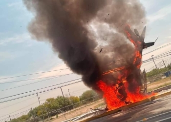 Se desploma helicóptero en carretera de NL; fallece el piloto