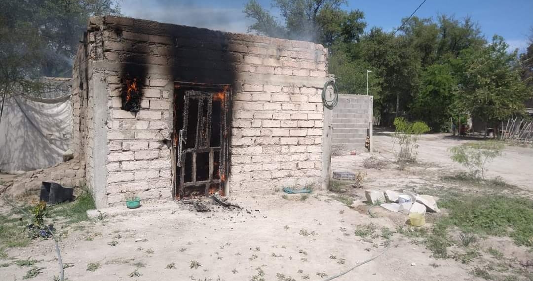 Fuego consume vivienda en Nava