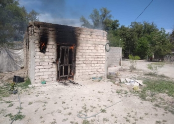 Fuego consume vivienda en Nava