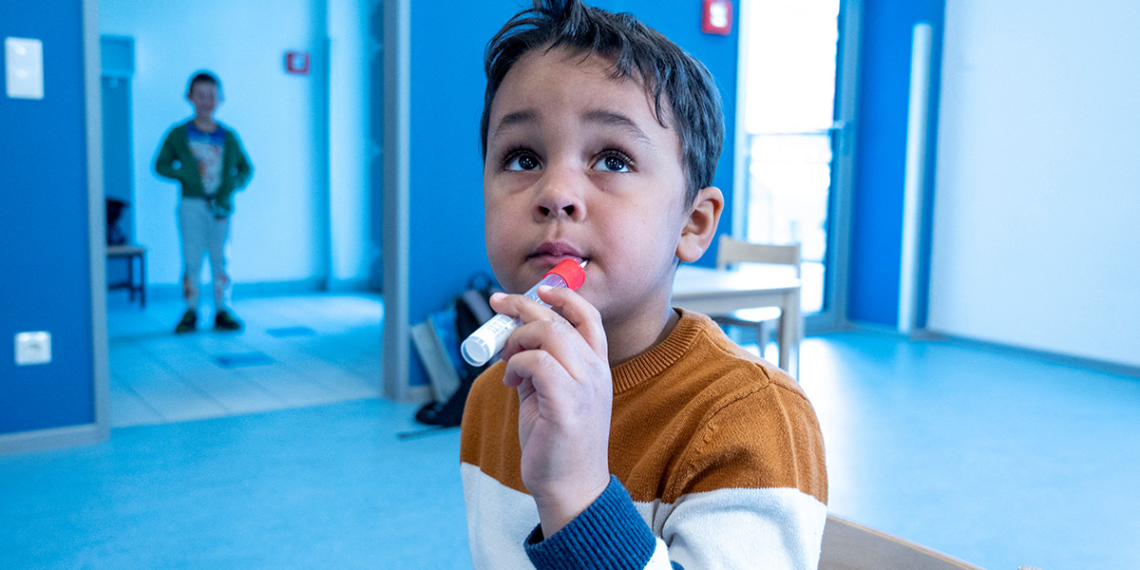 Prueban test de COVID-19 en forma de paleta para los niños